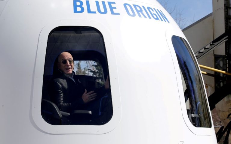 Jeff Bezos: Τι απαντά σε όσους του ζητούν να ρίξει χρήμα στη γη αντί στο διάστημα