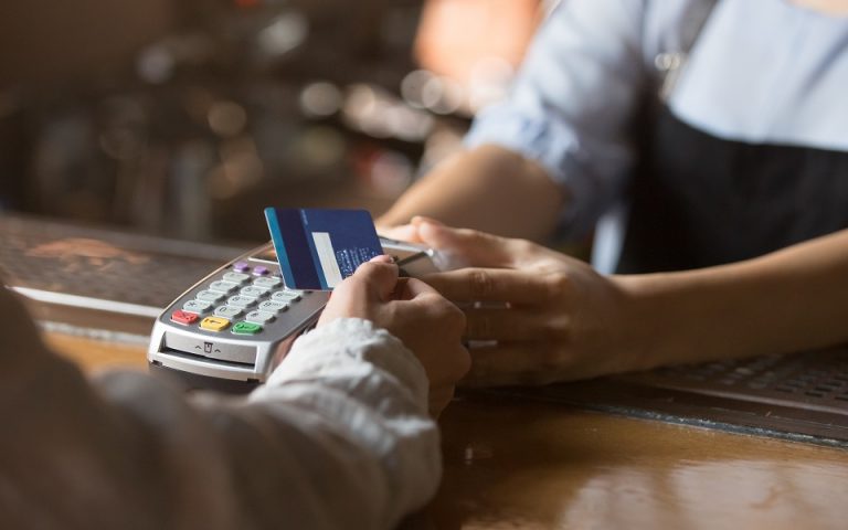 Β2Β: Αποχωρούν τα μετρητά – Επικρατούν κάρτες και instant payments