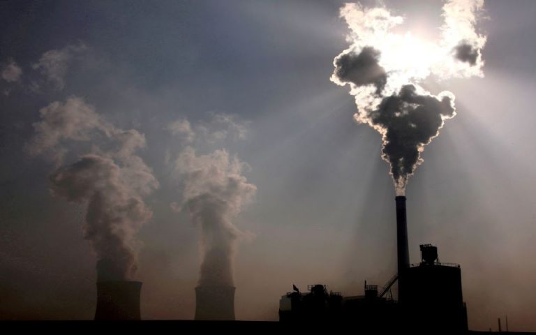 Σε επίπεδα-ρεκόρ οι εκπομπές ρύπων το 2022 – Μείωση στην Ευρώπη