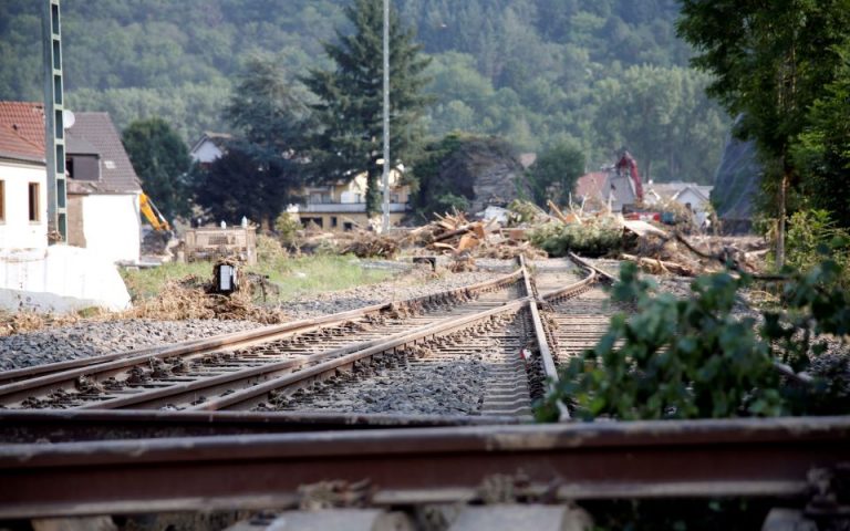Γερμανοί Σιδηρόδρομοι: «Καταστροφή ιστορικής κλίμακας» από τις πλημμύρες – Α’ απολογισμός