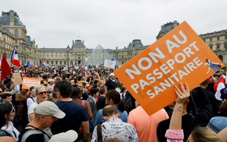 Γαλλία: Διαδηλώσεις κατά του υγειονομικού πάσου και του υποχρεωτικού εμβολιασμού