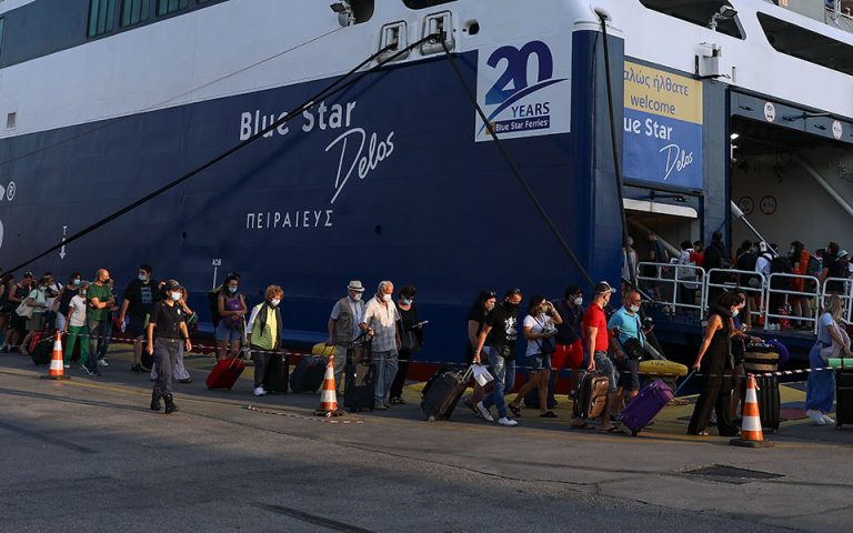 Έλεγχοι στα πλοία: 2.500 άτομα έμειναν εκτός σε 3 μέρες