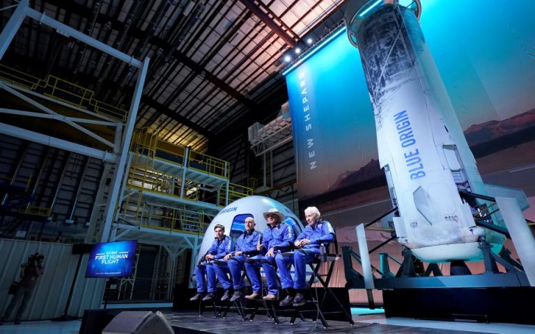 Blue Origin: Εχει πωλήσει εισιτήρια αξίας 100 εκατ. δολαρίων για πτήσεις στο διάστημα