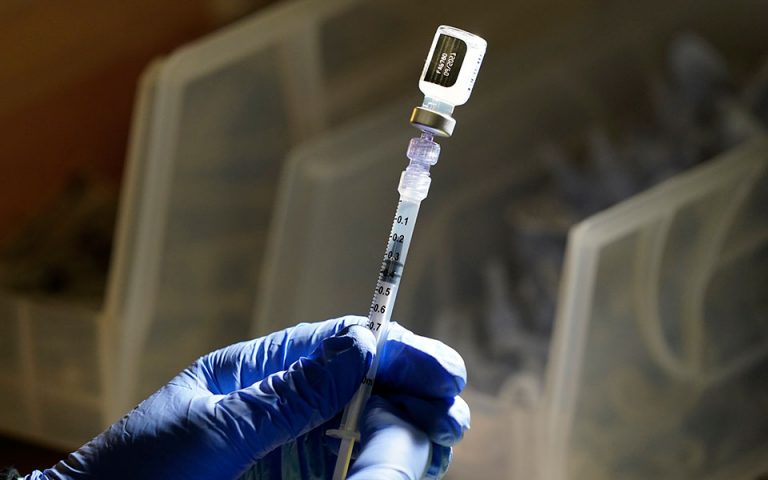 ΠΟΥ: «Δεν υπάρχει λόγος» να αμφιβάλουμε ότι τα εμβόλια προστατεύουν από την Όμικρον
