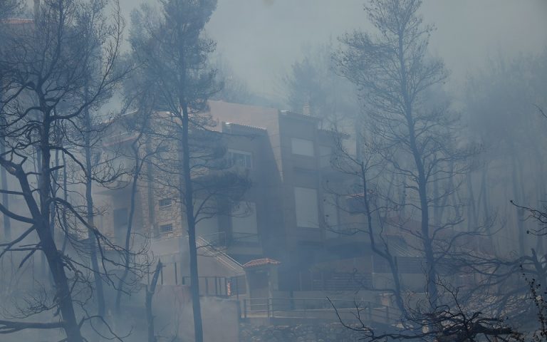 Σταμάτα: Μαίνεται η πυρκαγιά – Εκκενώθηκε οικισμός