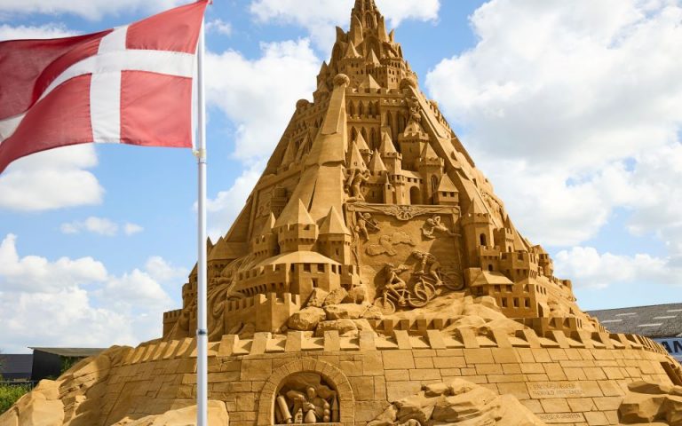 Τί συμβολίζει το ψηλότερο στον κόσμο κάστρο από άμμο;