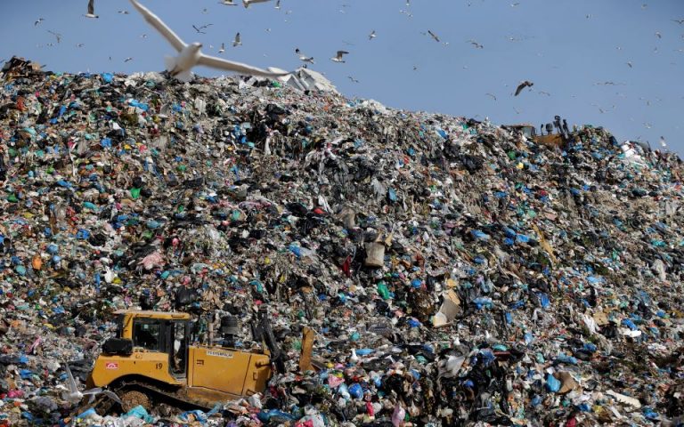 Βρετανικές ακτές: Μόλις 12 εταιρείες παράγουν τα 2/3 των σκουπιδιών