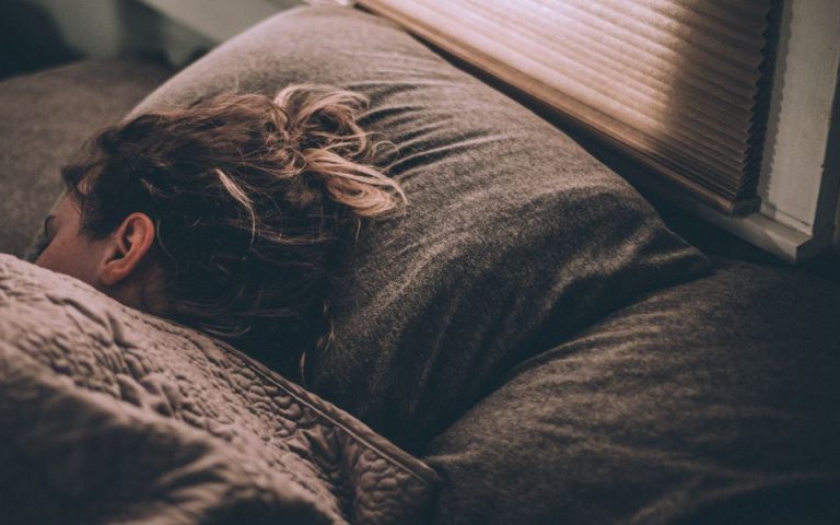 Μήπως η δουλειά σαμποτάρει τον ύπνο σας; Τρεις συμβουλές για καλύτερη ξεκούραση