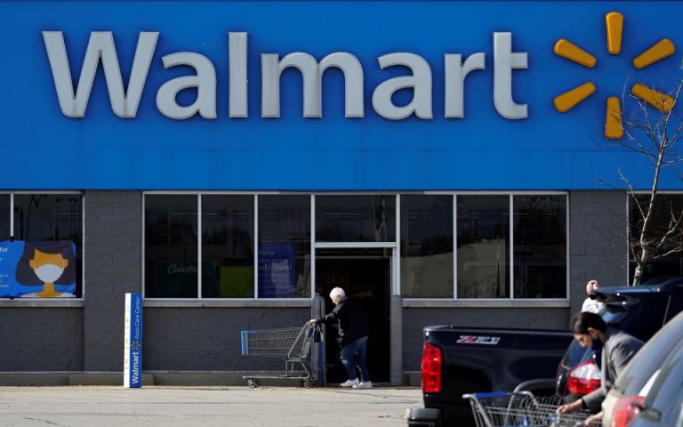 Walmart: Μειώνει τις άδειες μετ’ αποδοχών για τους εργαζομένους που νοσούν