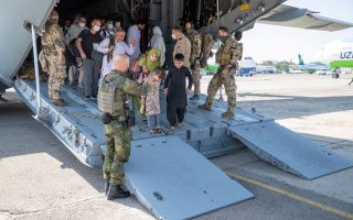 Αφγανιστάν: Έφτασαν στην Αλβανία οι πρώτοι πρόσφυγες