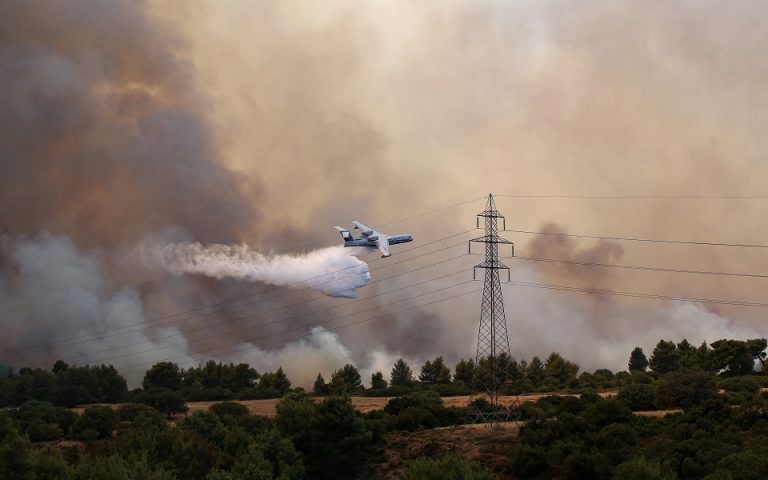 Πυρκαγιά στην Άνω Βαρυμπόμπη – Ενισχύονται οι δυνάμεις της Πυροσβεστικής