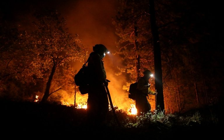 Στο έλεος της πυρκαγιάς «Ντίξι» η Καλιφόρνια – Στάχτη 5 εκατ. στρέμματα και πάνω από 1.000 σπίτια