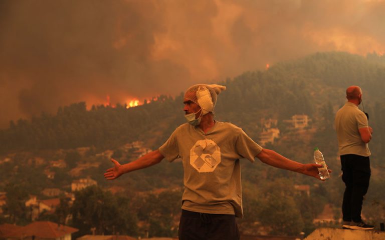 Φωτιά: Δραματικές ώρες στην Εύβοια – Η φωτιά έφθασε στο Πευκί
