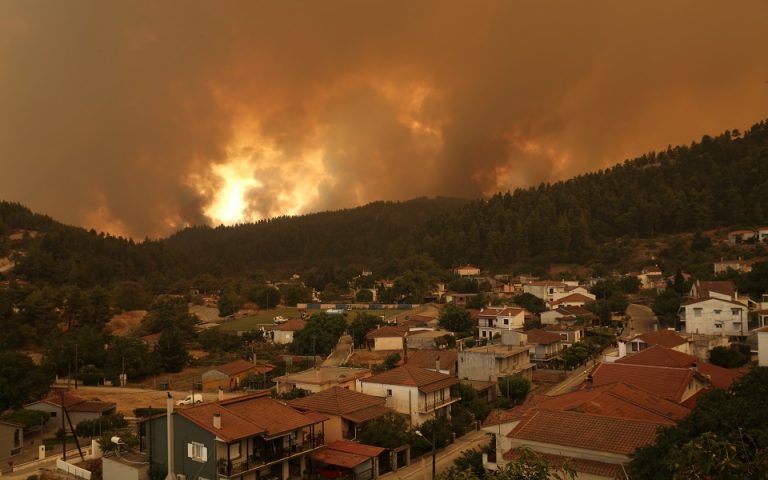 Εύβοια: Αδιάκοπη μάχη με τις φλόγες και συνεχείς εκκενώσεις οικισμών