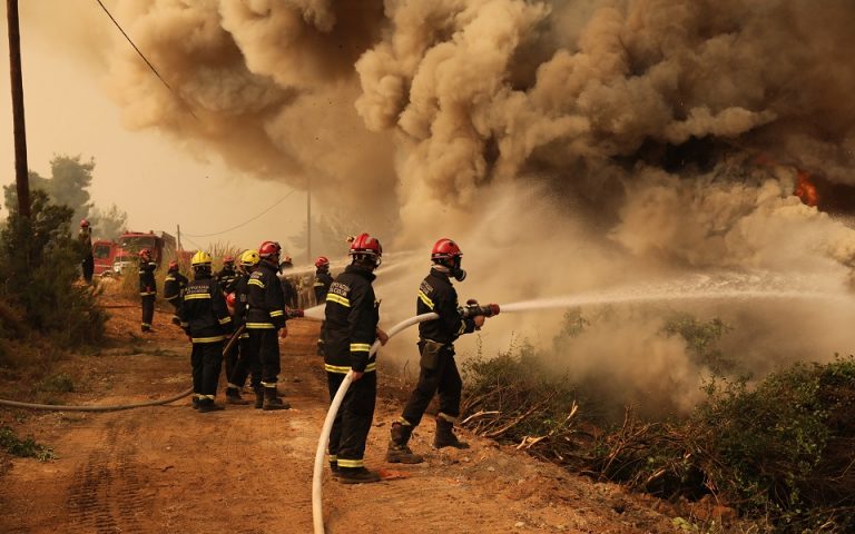 Μαίνεται η πυρκαγιά στα Βίλια – Οριοθετημένη η φωτιά σε Λαύριο και Αντιφιλίππους
