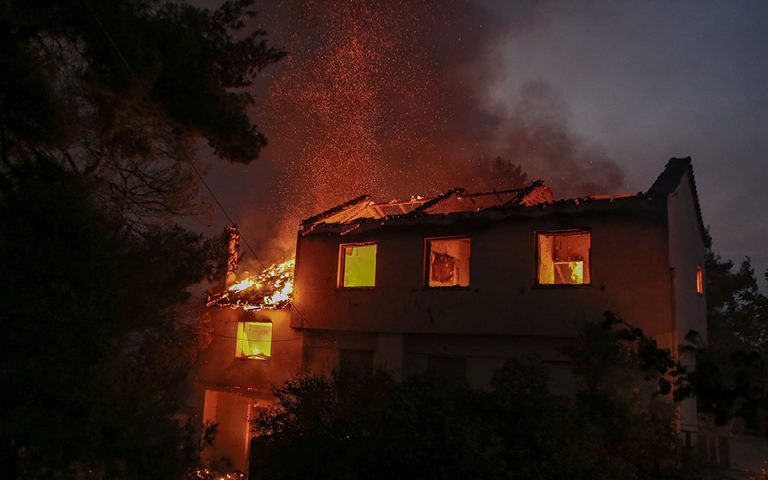 Σε πύρινο κλοιό η Εύβοια: Καίγονται σπίτια – Πρόβλημα και στην Ηλεία