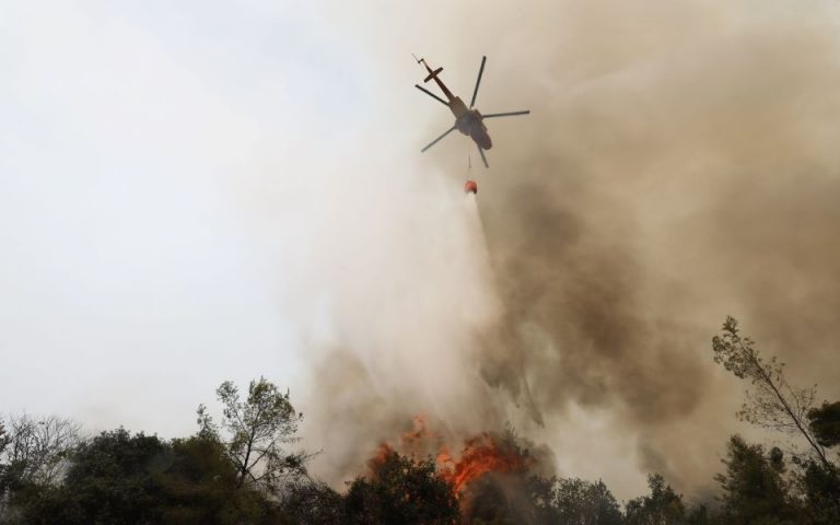 Πυρκαγιά στην Κάρυστο Ευβοίας – Εκκενώθηκαν δύο οικισμοί