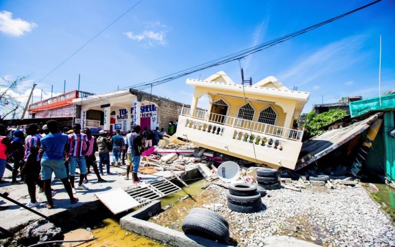 Αϊτή: Τουλάχιστον 304 νεκροί, 1800 τραυματίες από τον φονικό σεισμό