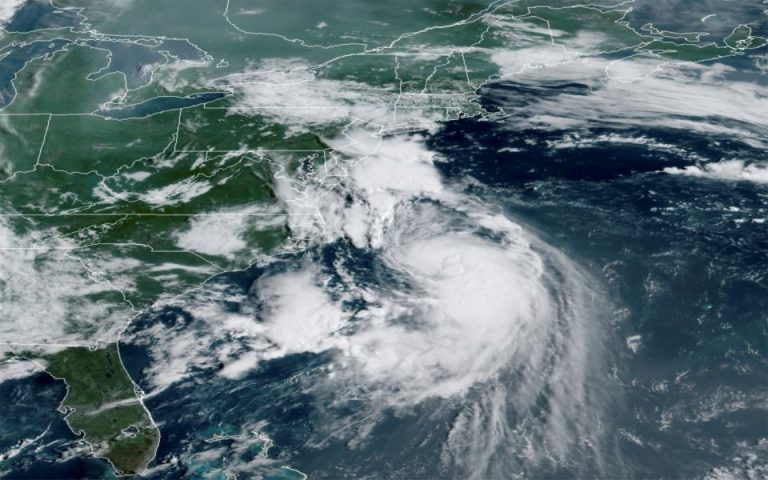 Κυκλώνας Χένρι: Πλησιάζει απειλητικά την ανατολική ακτή των ΗΠΑ