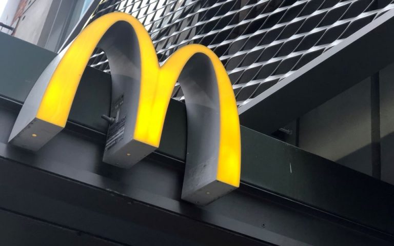 McDonald’s: Πλήγμα για πωλήσεις και έσοδα από την κρίση στη Μέση Ανατολή