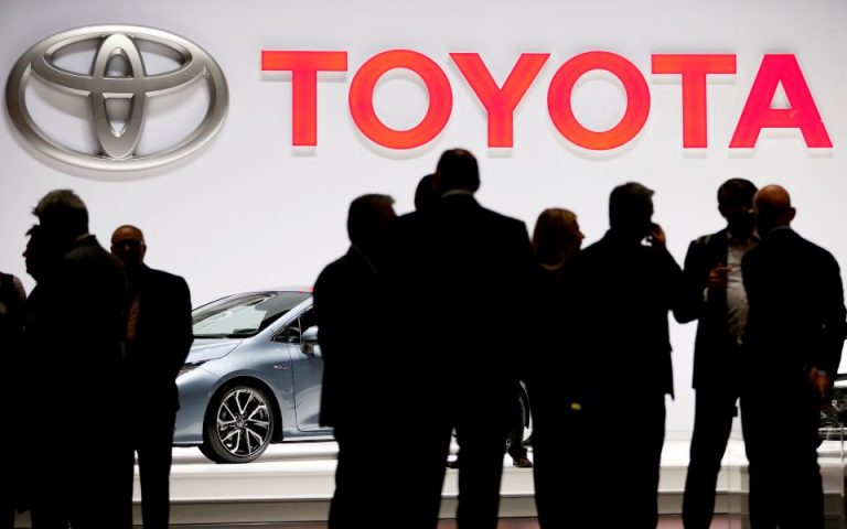 Η Toyota αναγνωρίζει την εξουσία της Καλιφόρνια για τον καθορισμό προτύπων εκπομπών οχημάτων