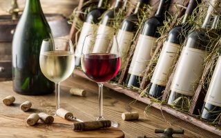 Το καντόνι της Ελβετίας που προσφέρει δώρο γενεθλίων 100 μπουκάλια κρασί