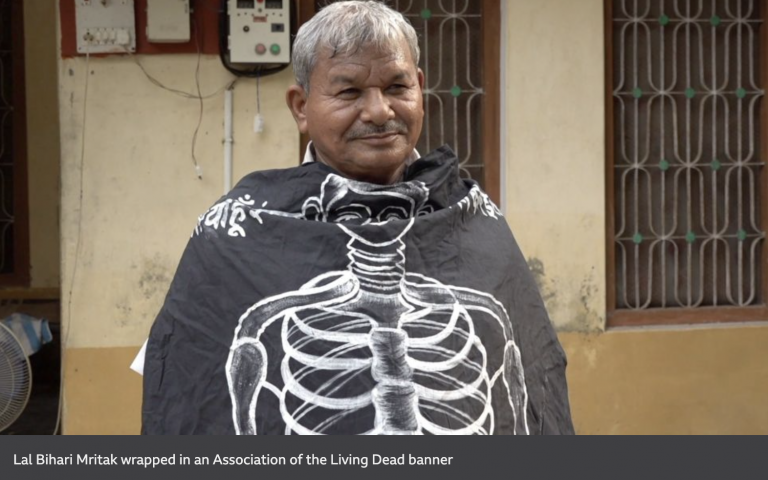 Οι ζωντανοί νεκροί της Ινδίας: Πιστοποιητικό θανάτου για ένα κομμάτι γης