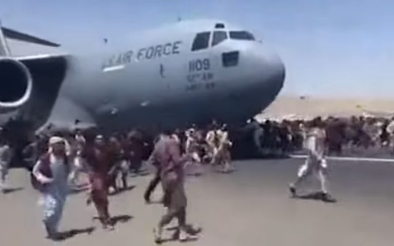 Βίντεο: Αφγανοί γαντζώνονται από αμερικανικό αεροπλάνο που απογειώνεται
