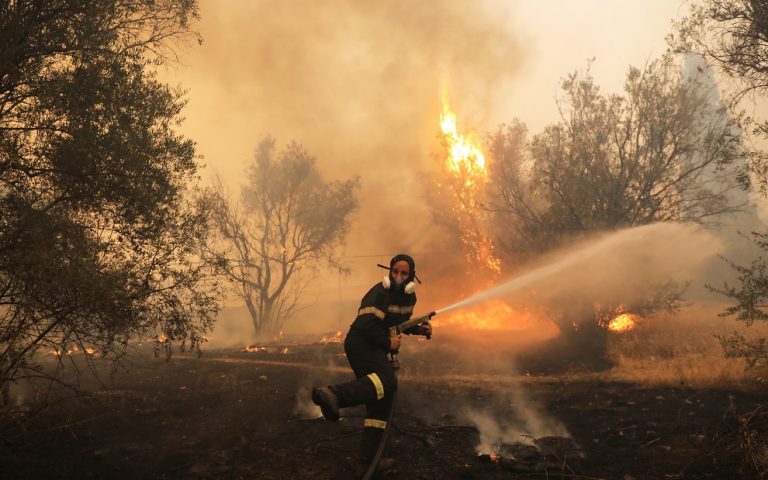 Εκκενώνονται και οι Θρακομακεδόνες – Καίγονται σπίτια στη Βαρυμπόμπη