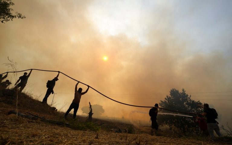 Μάχη με τις φλόγες δίνουν πυροσβεστικές δυνάμεις στην Ηλεία