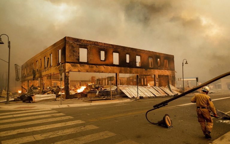 Στις φλόγες η ιστορική πόλη του Greenville – Καίγονται κτίρια του 19ου αιώνα