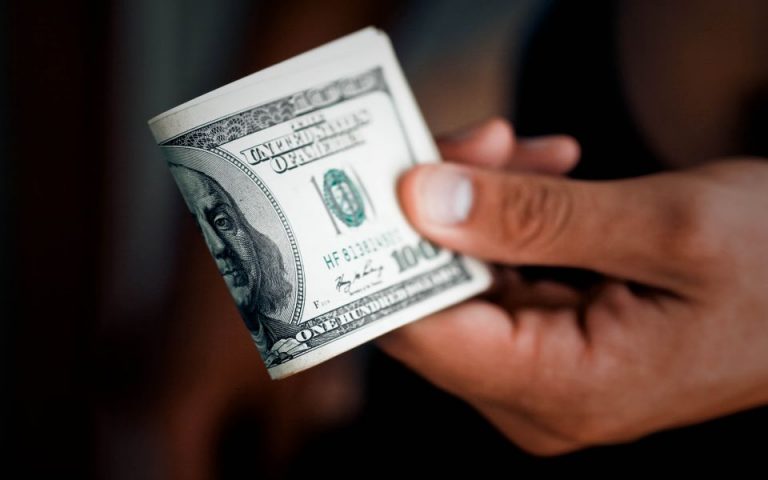 Δολάριο: Ο μοναδικός νικητής στο σημερινό «αντίστροφο» νομισματικό πόλεμο
