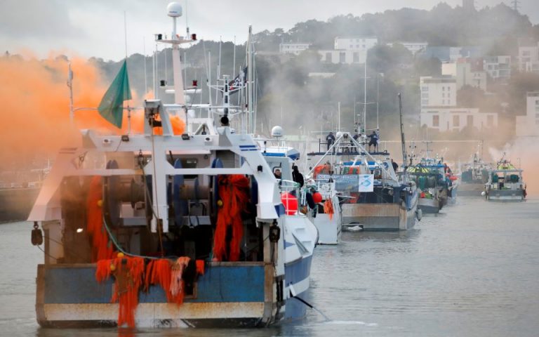 Γαλλία: Απειλεί με αντίποινα – Η Βρετανία κόβει τις αλιευτικές άδειες