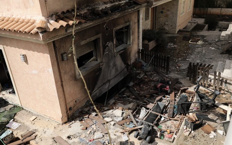 Έκρηξη σε σπίτι στα Καλύβια – Επτά τραυματίες