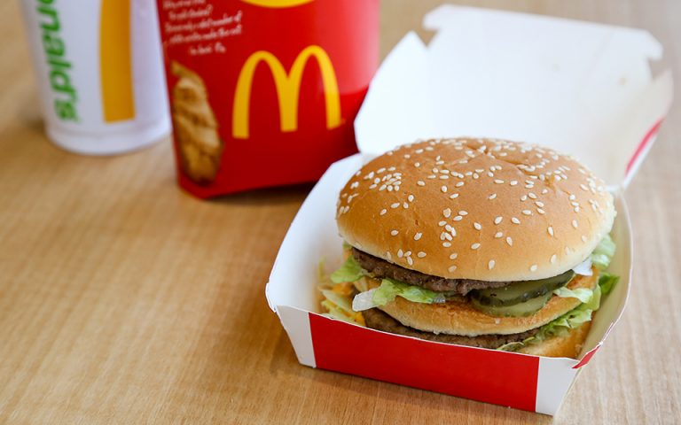 McDonald’s: Παραπλανεί με το μέθεθος των burger στις διαφημίσεις;