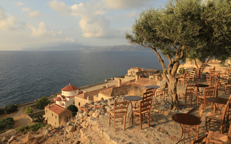 Moody’s: Η Ελλάδα «άντεξε» το σοκ της πανδημίας στον τουρισμό