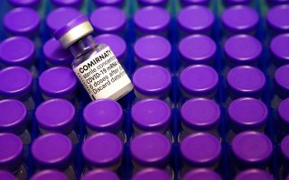 Στα αζήτητα τα εμβόλια κορωνοϊού: Η ΕΕ μειώνει τις παραγγελίες από τη Pfizer