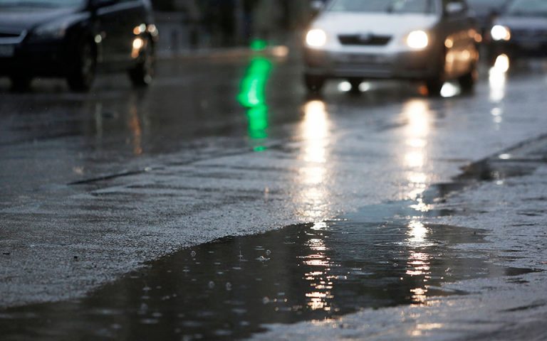 Ισχυρές βροχές σε πολλά σημεία της χώρας – Ο καιρός τη Δευτέρα