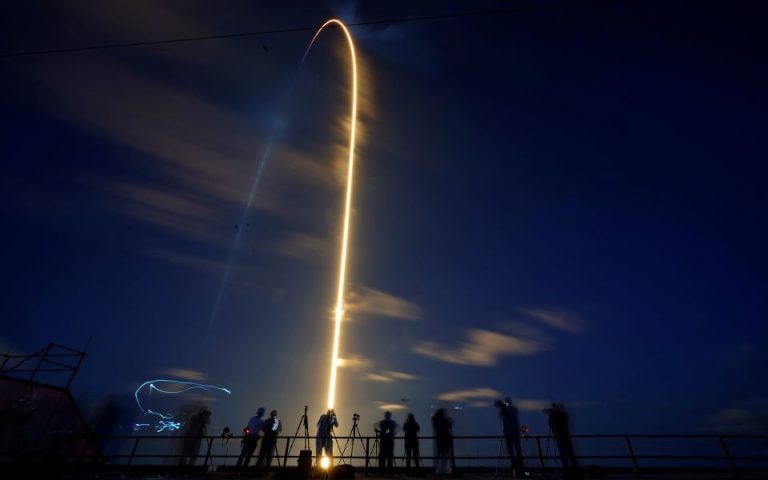 SpaceX: Άρχισε με επιτυχία η πρώτη διαστημική αποστολή χωρίς επαγγελματίες αστροναύτες