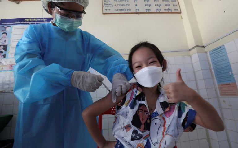 Καμπότζη: Εμβολιάζει παιδιά από 6 ετών
