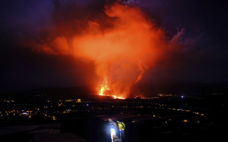 Λα Πάλμα: Κλειστό το αεροδρόμιο από τις εκρήξεις του ηφαιστείου