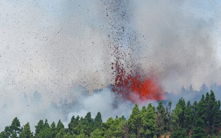 Εντυπωσιακές εικόνες από την έκρηξη ηφαιστείου στην Ισπανία