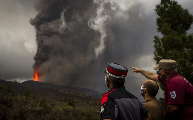 Ηφαίστειο στην Ισπανία: 800 κάτοικοι εγκατέλειψαν σήμερα τις εστίες τους