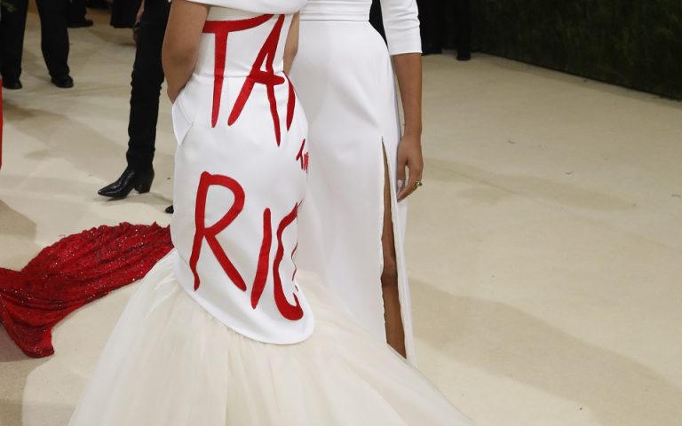 «Tax the Rich»: Η βουλευτής του Μπάιντεν με το εκκεντρικό φόρεμα