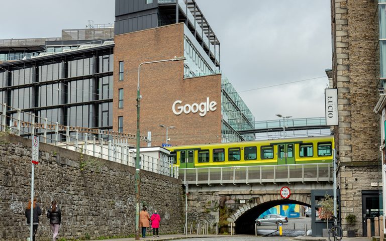 Φορολογικός συντελεστής 15%: Θα φύγουν από το Δουβλίνο Facebook, Google και Pfizer;