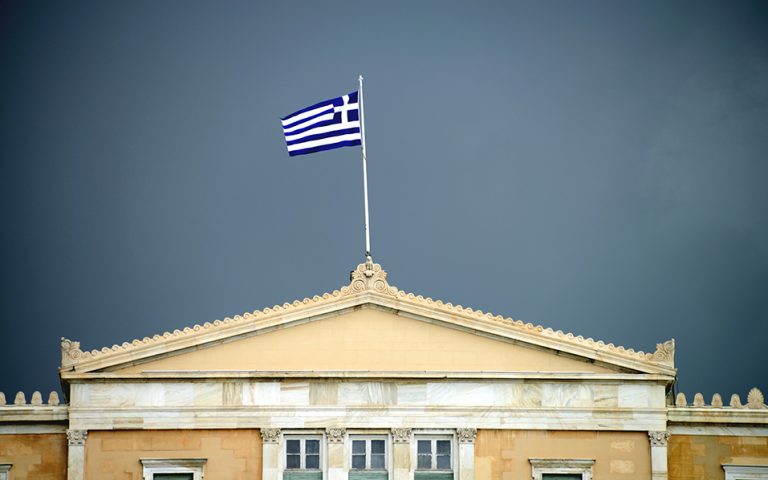 Κομισιόν: Ποια έξοδα ασκούν πίεση στον ελληνικό προϋπολογισμό