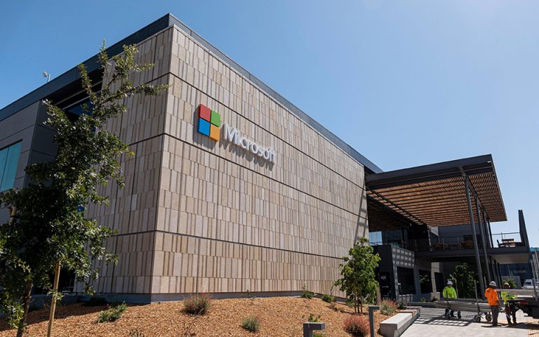 Microsoft: «Ροκανίζει» τη διαφορά από την πιο πολύτιμη εταιρεία στον κόσμο 