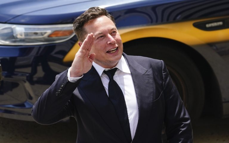 Tesla: Χάνει το όριο του 1 τρισ. δολαρίων – Νέες πιέσεις στη μετοχή