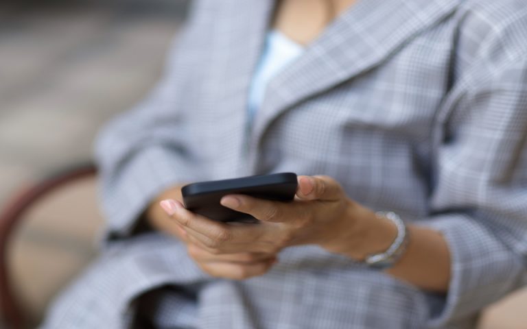 Εργασιακός βίος μέσα από το κινητό – Ενεργοποείται η ψηφιακή κάρτα εργασίας