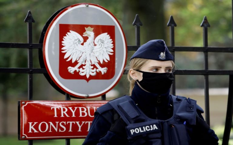Πολωνικό ΥΠΕΞ: Η χώρα θα συνεχίσει να σέβεται το ευρωπαϊκό δίκαιο